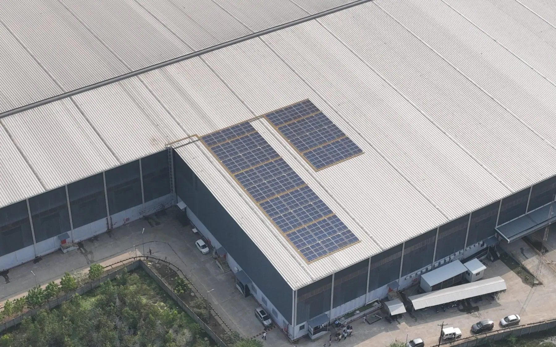 Rooftop solar panel installation on an NDR warehouse